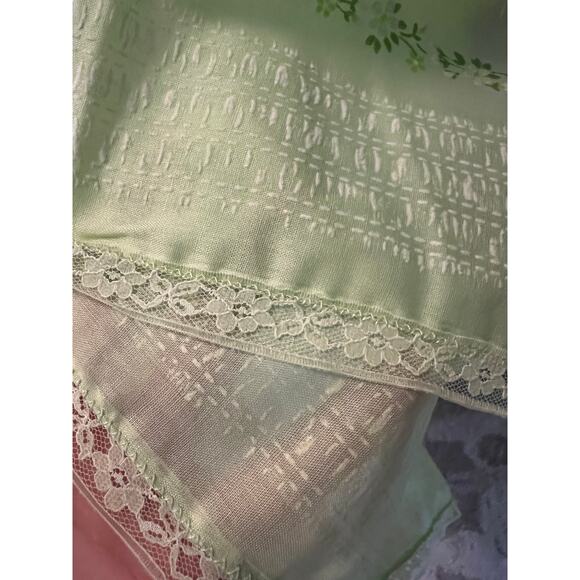 Vintage flocked textured floral flower pattern green white table cloth 58 x 46 - Picture 4 of 6